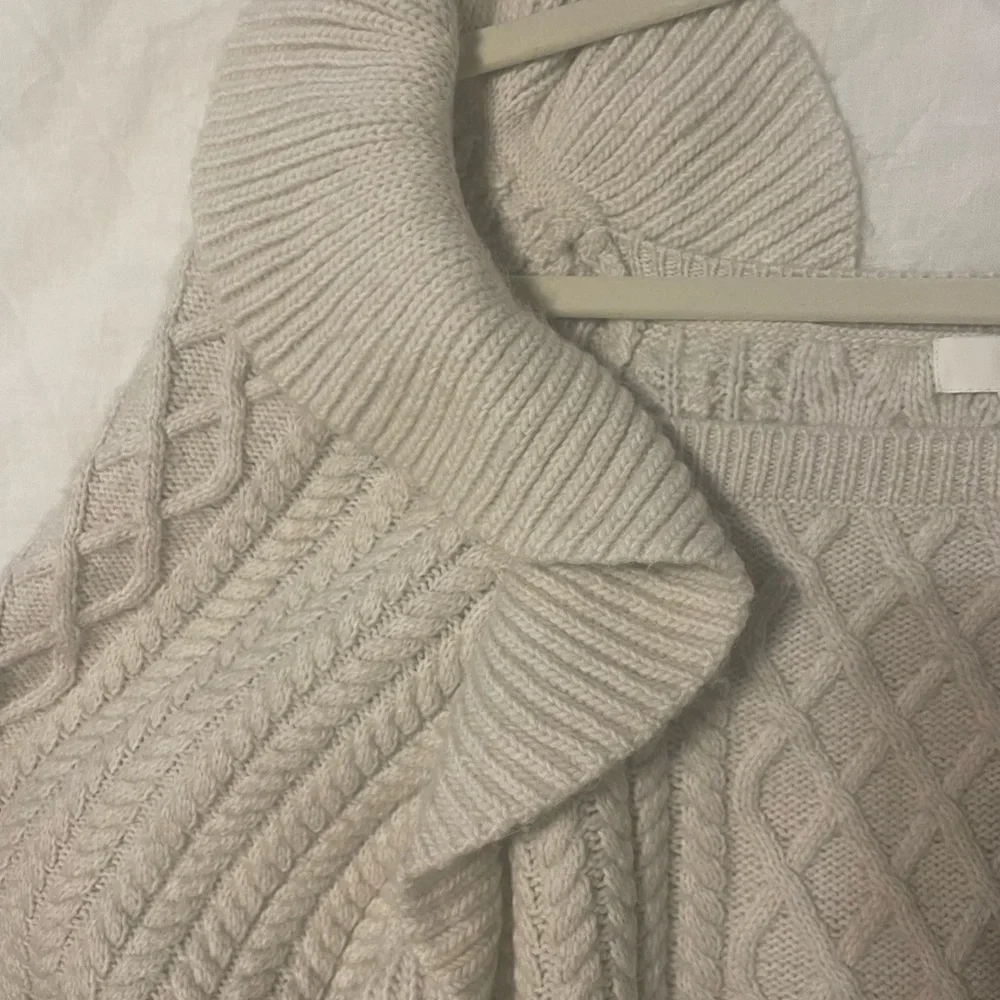 H&M cream sweater size medium. Worn once great condition - Picture 4 of 4